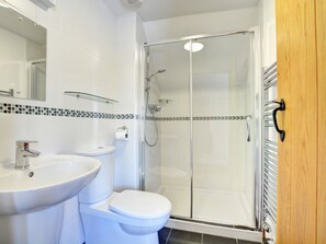 Shower, hair dryer, towels - Cozy Holiday Home in Saint Merryn With Garden (Padstow)
