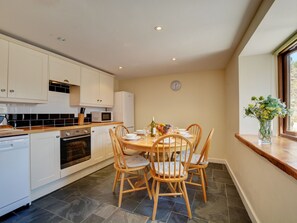 Fridge, oven, dishwasher - Cozy Holiday Home in Saint Merryn With Garden (Padstow)