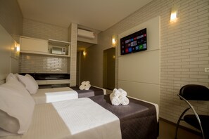 Standard Twin Room | Hypo-allergenic bedding, minibar, in-room safe, desk - Hotel Confiance Barigui (Curitiba)