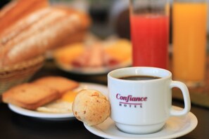 Free daily buffet breakfast  - Hotel Confiance Barigui (Curitiba)