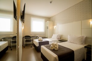 Standard Twin Room | Hypo-allergenic bedding, minibar, in-room safe, desk - Hotel Confiance Barigui (Curitiba)