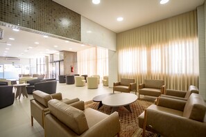 Lobby sitting area - Hotel Confiance Barigui (Curitiba)