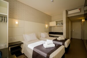 Standard Twin Room | Hypo-allergenic bedding, minibar, in-room safe, desk