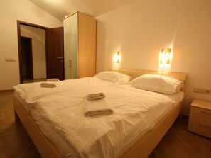 House | 3 bedrooms, individually furnished, bed sheets