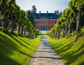 A pathway leading to a large building with a symmetrical facade and a central entrance. - Holiday Home Near Baltic Sea & Sauna (Damshagen)