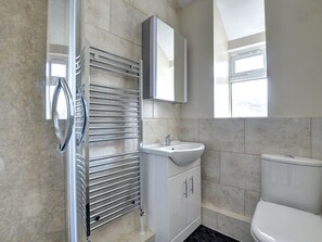 Shower, towels - Traditional Holiday Home With Modern Kitchen (Corwen)