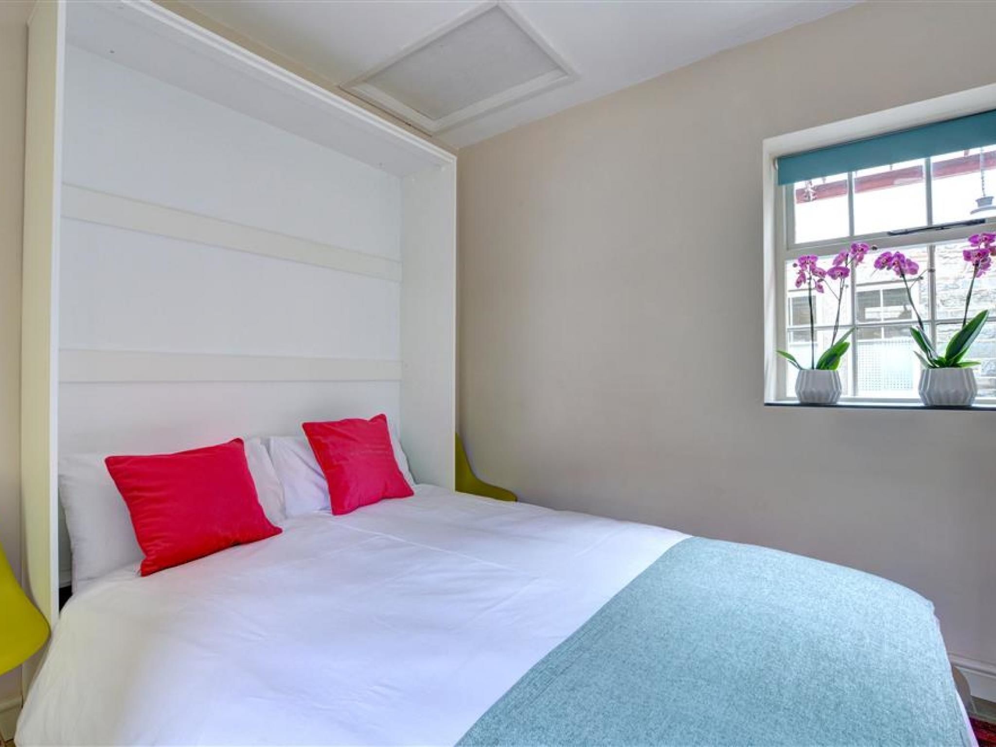 1 bedroom, bed sheets