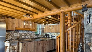 A rustic kitchen with wooden cabinets, a tiled backsplash, and a central island. - Chalet in Ovifat Near Ski Slopes (Waimes)