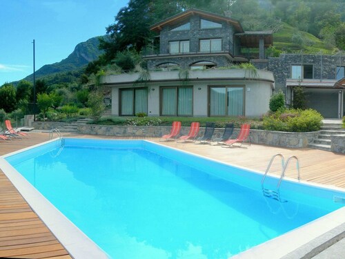 Sumptuous and Panoramic Lake Como Villa