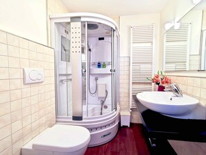 Villa | Bathroom | Shower, towels