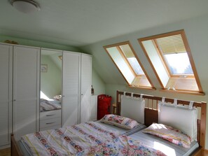 2 Schlafzimmer, individuell eingerichtet, Bügeleisen/Bügelbrett