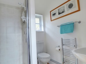 House | Bathroom - Cozy Holiday Home in Frittenden Kent With Garden (Cranbrook)