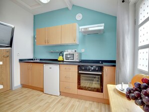 House | Private kitchen - Cozy Holiday Home in Frittenden Kent With Garden (Cranbrook)