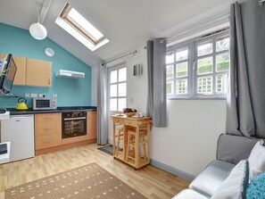 House | Living room - Cozy Holiday Home in Frittenden Kent With Garden (Cranbrook)