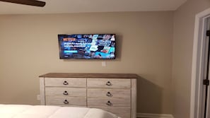 2 chambres, matelas mémoire de forme, bureau, fer et planche à repasser