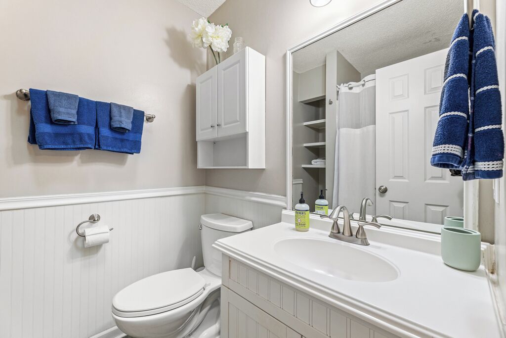 Tina con regadera, secadora de cabello, toallas, jabón 