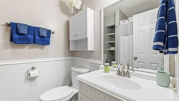 Tina con regadera, secadora de cabello, toallas, jabón