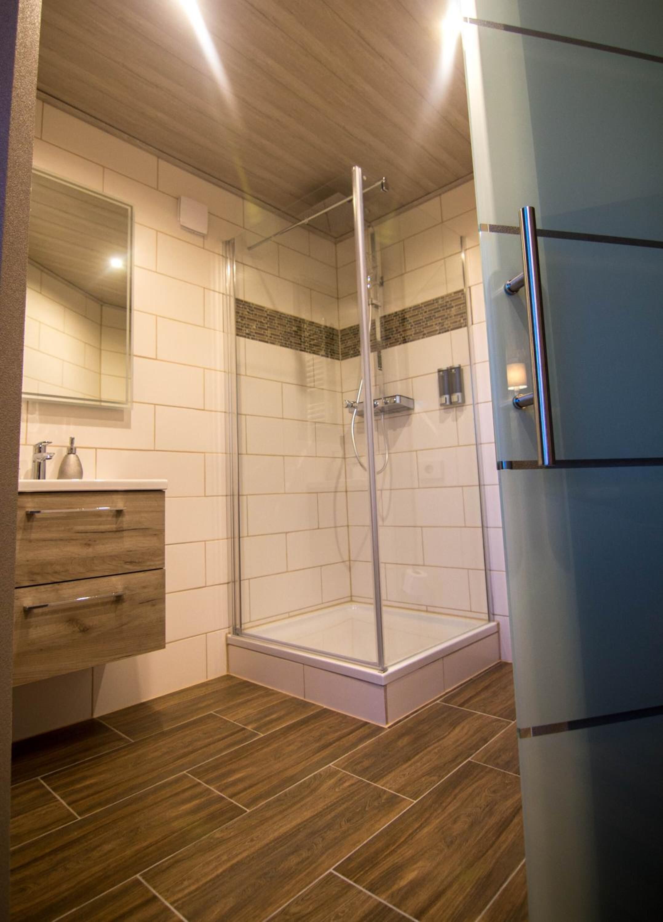 Dusche, Regendusche, Haartrockner, Handtücher