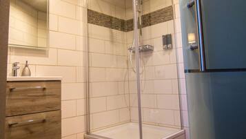 Dusche, Regendusche, Haartrockner, Handtücher