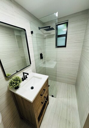 Hair dryer, towels, soap, shampoo - LA CASITA- Entire Guest House, Renovated, Private, Cozy & Perfectly Located (Miami)