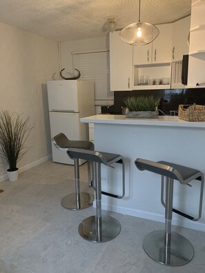 Microwave, coffee/tea maker, toaster, rice cooker - LA CASITA- Entire Guest House, Renovated, Private, Cozy & Perfectly Located (Miami)