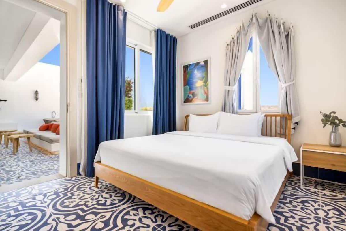 Allergitestade sängkläder och värdeförvaringsskåp på rummet