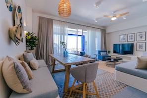 Suite, 3 Schlafzimmer (Marina) | Wohnbereich | 42-Zoll-Smart-TV mit Satellitenempfang, Fernseher