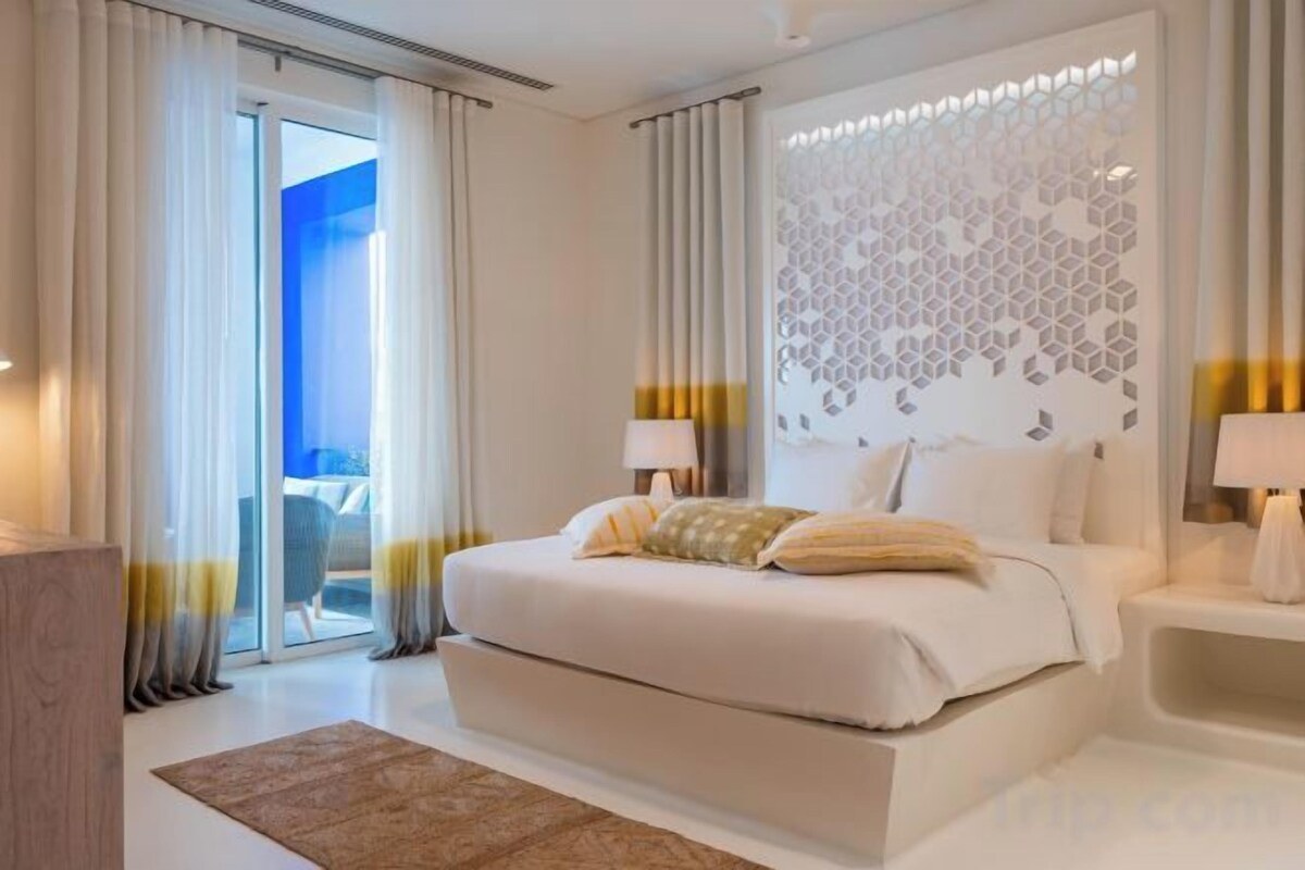 Hypo-allergenic bedding available, in-room safe, desk, laptop workspace