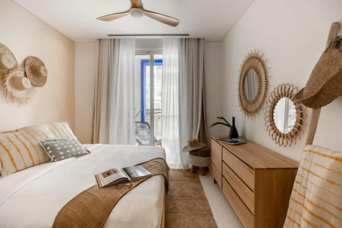 Hypo-allergenic bedding available, in-room safe, desk, laptop workspace