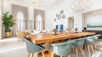 Royal penthouse, 3 slaapkamers (Duplex) | Woonruimte | Een 42-inch smart-tv met satellietzenders en een televisie