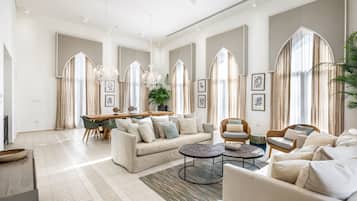 Penthouse Royal, 3 kamar tidur (Duplex) | Area keluarga | Smart TV 42-inci dengan saluran TV satelit dan TV