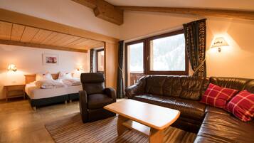 Familie suite, balkon | Woonruimte | Een lcd-televisie