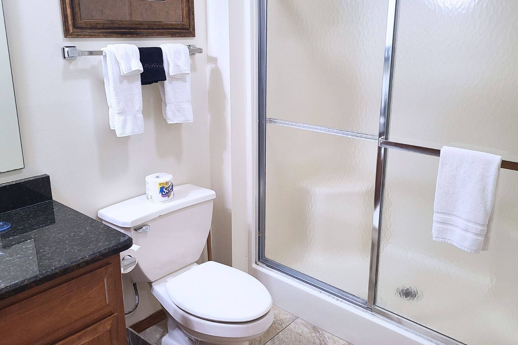Une salle de bain avec des toilettes, une douche et un lavabo.
