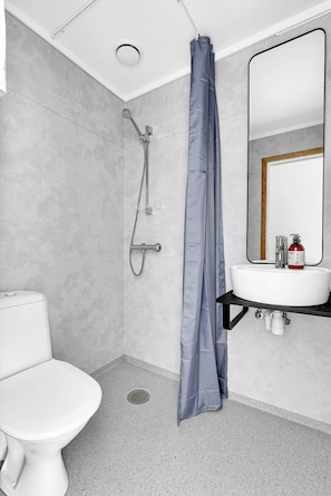 Douche, sĂšche-cheveux, serviettes fournies, savon