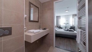 Shower, hair dryer - Welcoming Cottage Near Lake in Colijnsplaat (Colijnsplaat)