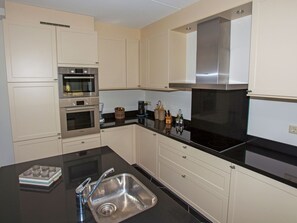 Private kitchen | Fridge, microwave, oven, dishwasher