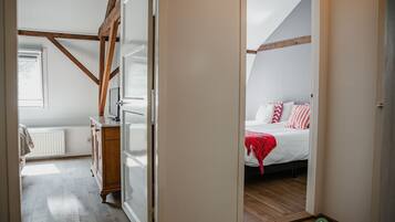 Apartment | 3 bedrooms, individually furnished, iron/ironing board, bed sheets