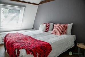 Appartement | 3 chambres, ameublement personnalisé, fer et planche à repasser