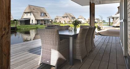 Spacious Villa With a Sauna, at the Tjeukemeer