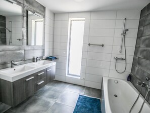 Villa | Badezimmer | Badewanne, Handtücher