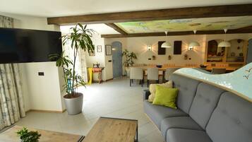 Apartment | Living room | Fireplace