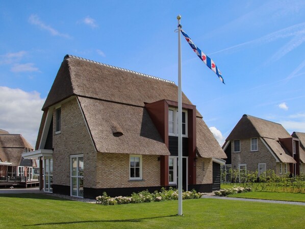 Villa | Exterior - Villa With a Sauna in Tjeukemeer (Delfstrahuizen)