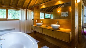 Bathtub, towels - Spacious Villa in Saint-hilaire-de-lavit With Private Pool (Saint-Hilaire-de-Lavit)