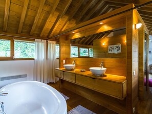 Bathtub, towels - Spacious Villa in Saint-hilaire-de-lavit With Private Pool (Saint-Hilaire-de-Lavit)