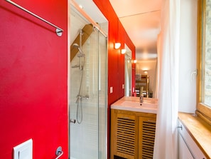 Villa | Bathroom | Bathtub, towels - Spacious Villa in Saint-hilaire-de-lavit With Private Pool (Saint-Hilaire-de-Lavit)