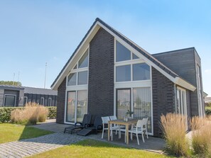 Exterior - Stylish Holiday Home with Fireplace near Oosterschelde (Wemeldinge)