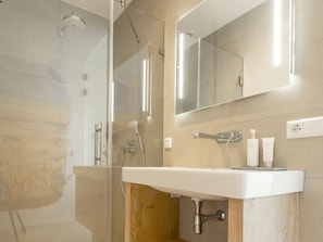 Villa | Bathroom | Bathtub, towels - Beautiful Villa With a Sauna, at the Tjeukemeer (Delfstrahuizen)