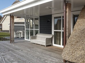 Villa | Balcony - Beautiful Villa With a Sauna, at the Tjeukemeer (Delfstrahuizen)