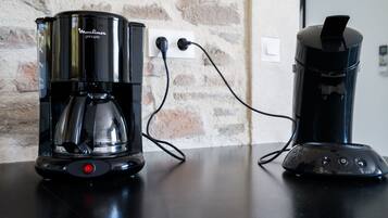 Lemari es, microwave, oven, dan mesin pencuci piring
