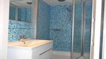 House | Bathroom | Shower, towels